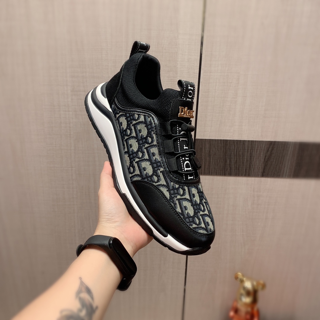 I5     迪奥  最新爆款休闲鞋，顶端品牌 奢侈～代购，顶级～质量。专柜同卖产品 鞋面選用进口透气牛皮搭配布面料材质透气羊皮内里精细做工。原版个性时尚柔软橡膠耐磨防滑大底，上腳轻巧舒适，实物拍摄實物更好看，011广州码: 38-44。3色可选