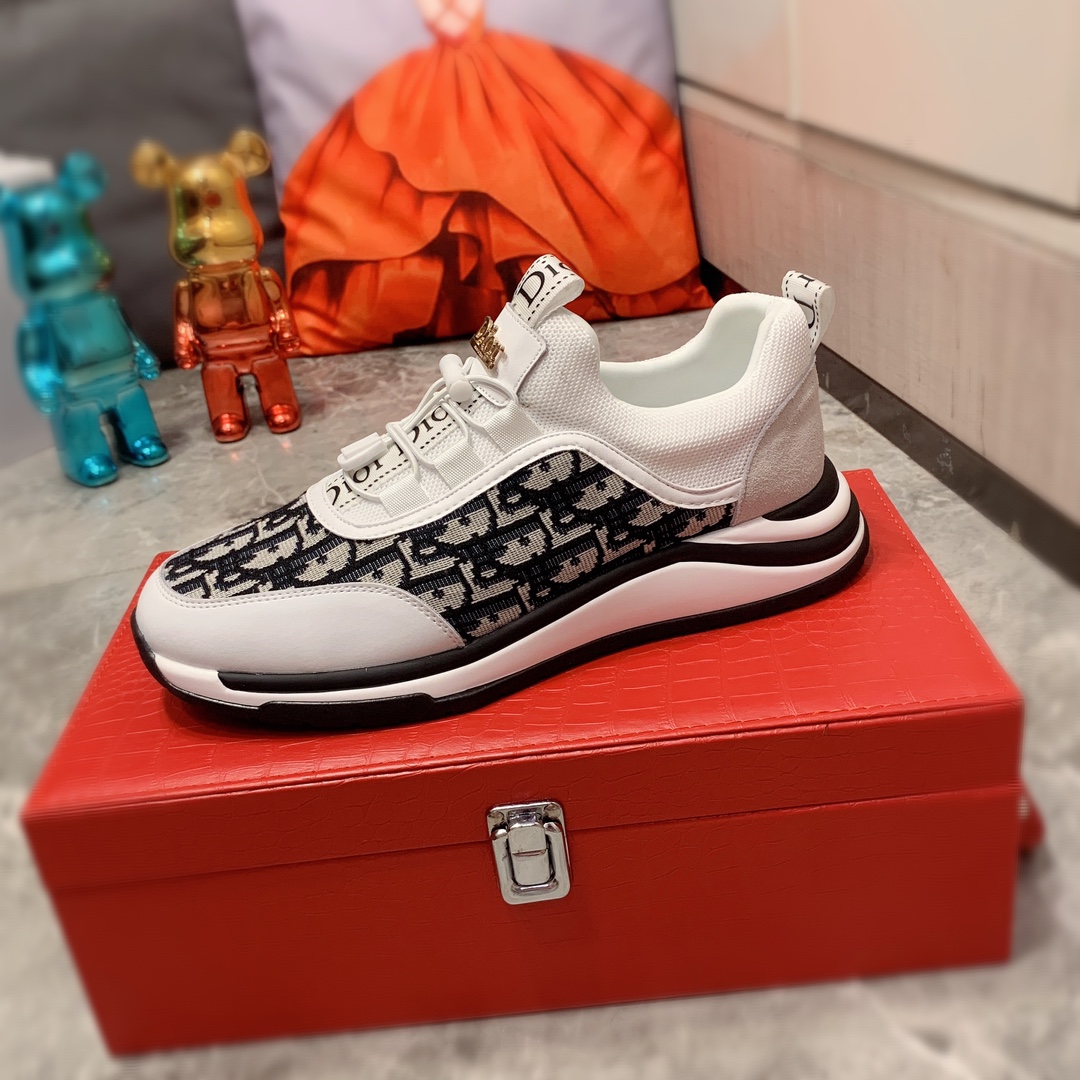 I5     迪奥  最新爆款休闲鞋，顶端品牌 奢侈～代购，顶级～质量。专柜同卖产品 鞋面選用进口透气牛皮搭配布面料材质透气羊皮内里精细做工。原版个性时尚柔软橡膠耐磨防滑大底，上腳轻巧舒适，实物拍摄實物更好看，011广州码: 38-44。3色可选