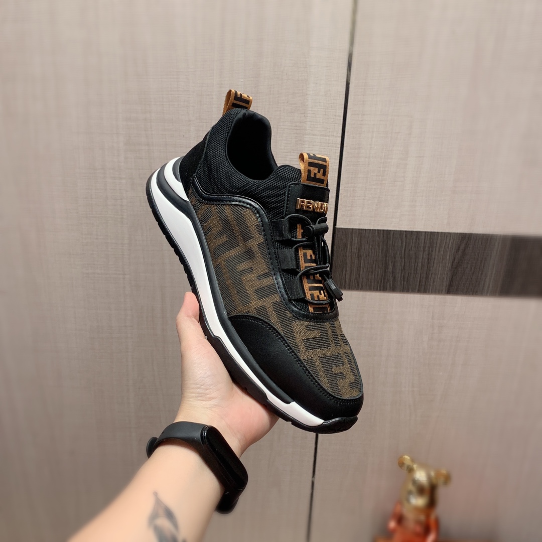 I5   Fendi 芬迪   最新爆款休闲鞋，顶端品牌 奢侈～代购，顶级～质量。专柜同卖产品[强]鞋面選用进口透气牛皮搭配布面料材质透气羊皮内里精细做工。原版个性时尚柔软橡膠耐磨防滑大底，上脚轻巧舒适，实物拍摄實物更好看，011广州码: 38-44。2色可选