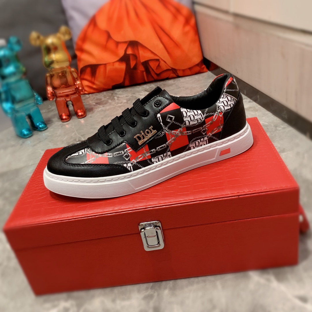 I0     迪奥  最新爆款休闲鞋，顶端品牌 奢侈～代购，顶级～质量。专柜同卖产品 鞋面選用进口透气牛皮搭配布面料材质透气羊皮内里精细做工。原版个性时尚柔软橡膠耐磨防滑大底，上腳轻巧舒适，实物拍摄實物更好看，111广州码: 38-44。白色，黑色可选