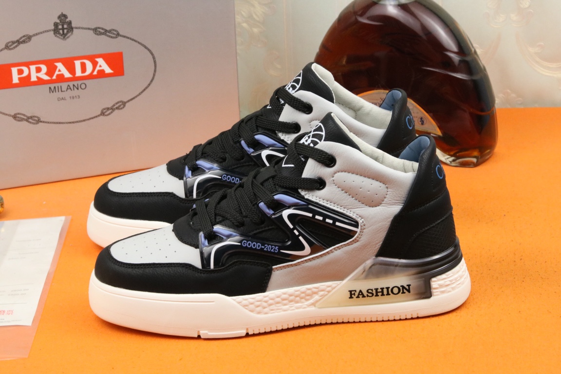 I5 高品质PRADA普拉达上市著名奢侈品牌，专柜同步更新，意大利男鞋时尚杂志季刊封面主推款鞋面采用意大利进口牛皮，羊皮内里。原版轻质发泡大底，上脚舒适有型。 细节无可挑剔。
