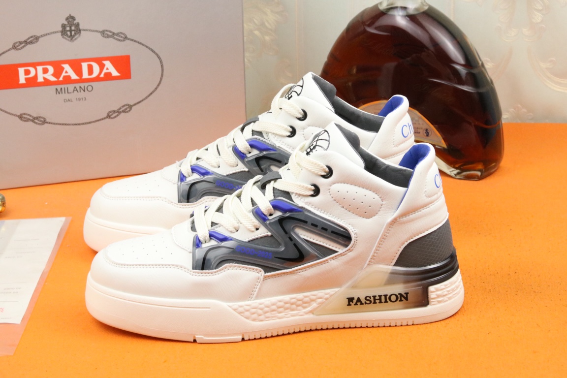 I5 高品质PRADA普拉达上市著名奢侈品牌，专柜同步更新，意大利男鞋时尚杂志季刊封面主推款鞋面采用意大利进口牛皮，羊皮内里。原版轻质发泡大底，上脚舒适有型。 细节无可挑剔。