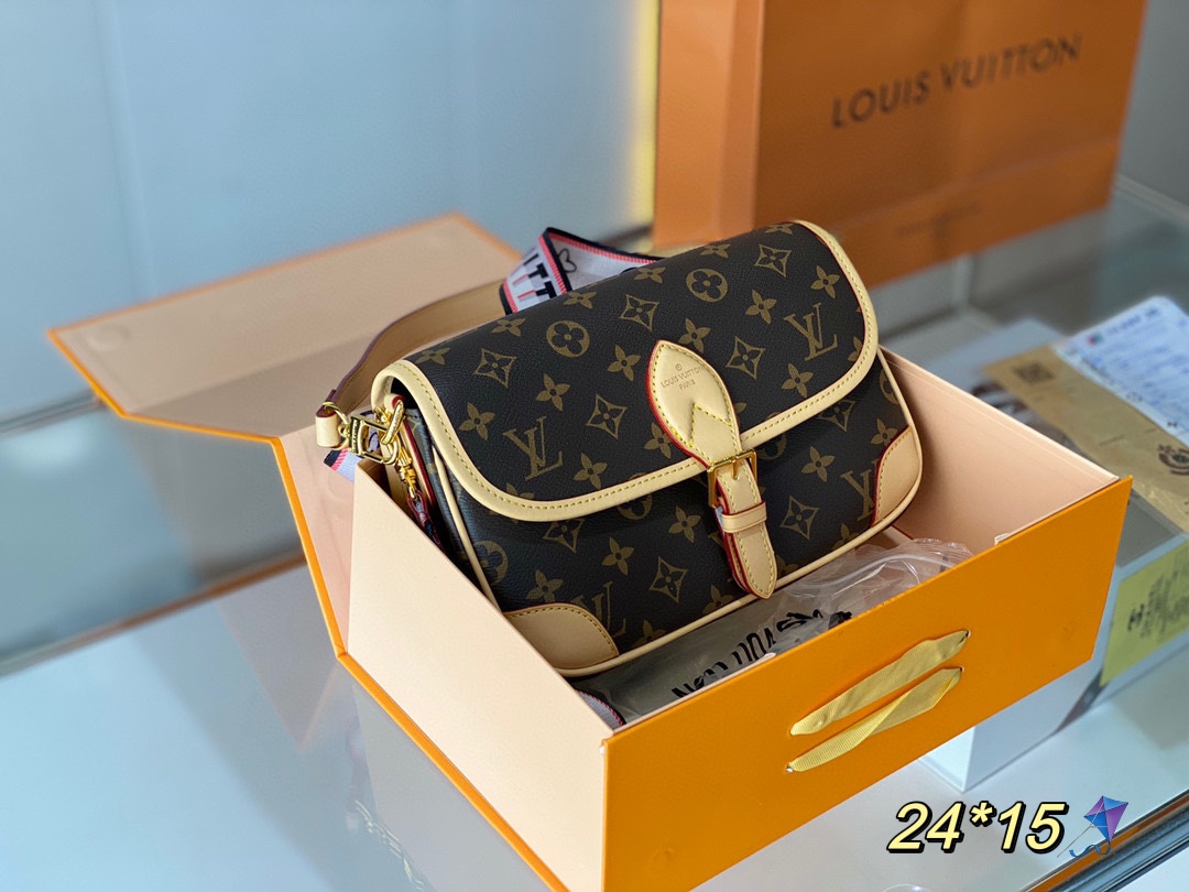 J5  Louis Vuitton 路易威登 LV 中古系列护士包路易威登 19夏秀款，马鞍包斜挎包 到货 由Monogram与Monogram Reverse帆布裁制而成，搭配小牛皮变色皮饰边，尺寸：24*15 风格浪漫而奔放的新潮之作，日间与晚宴造型的理想配饰。
