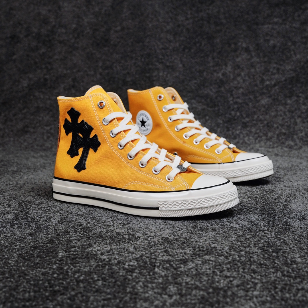 H0 Chrome Hearts x Converse Chuck Taylor 1970s克罗心联名贴皮十字大匡威 首发实拍鞋身后侧克罗心标志十字架贴皮 后跟宝剑银饰点缀 侧标完美 细节到位 全新工艺升级 完美组成一双全新的70s，整体看起来非常柔和舒适，鞋身给整体带来高级的感觉