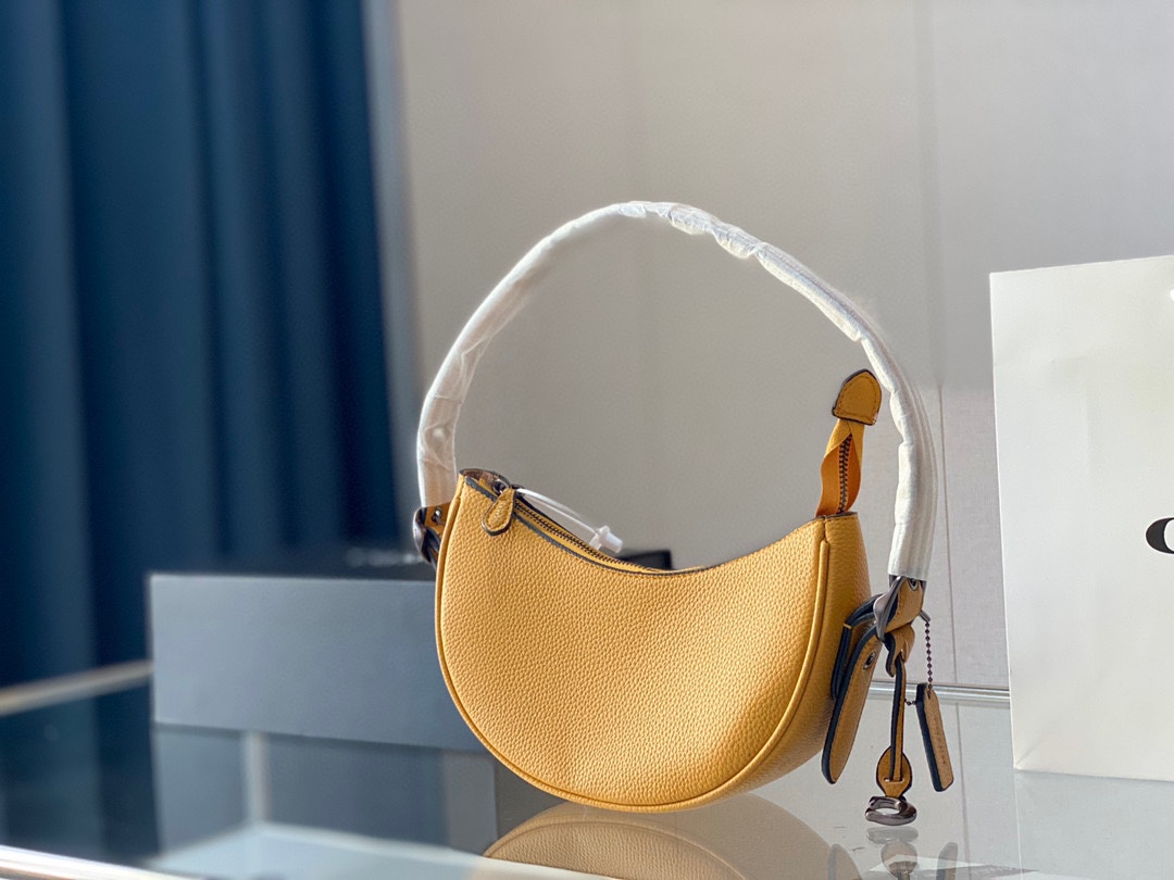 J0 配盒  Coach 蔻驰   半月包绝美腋下包，收到的反馈很好，质量一如既往的好，小清新风格，可以单肩、手拎，很好看，尺寸：24 12