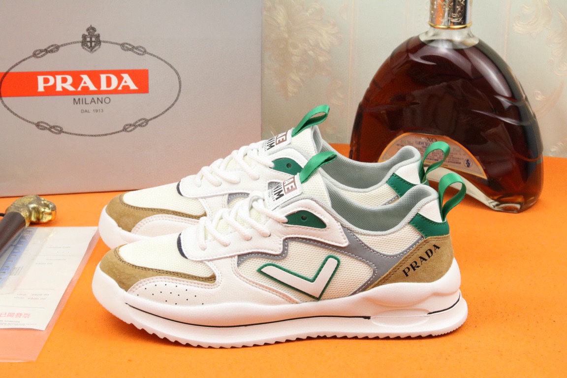 I5 高品质PRADA普拉达上市著名奢侈品牌，专柜同步更新，意大利男鞋时尚杂志季刊封面主推款鞋面采用意大利进口头层牛皮拼接网布制作，舒适透气内里。原版轻质发泡大底，上脚舒适有型。 细节无可挑剔。