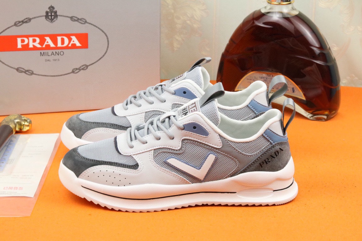 I5 高品质PRADA普拉达上市著名奢侈品牌，专柜同步更新，意大利男鞋时尚杂志季刊封面主推款鞋面采用意大利进口头层牛皮拼接网布制作，舒适透气内里。原版轻质发泡大底，上脚舒适有型。 细节无可挑剔。
