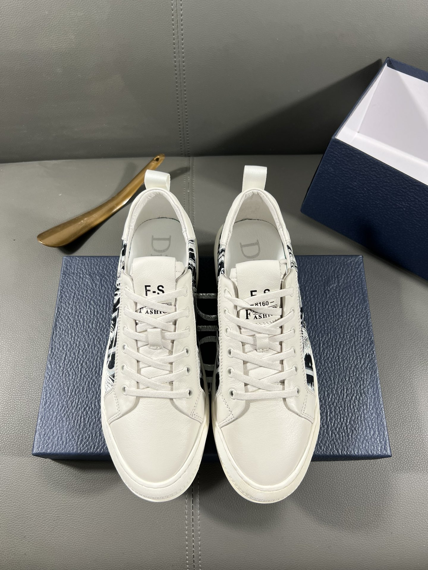 I0 迪奥官网最休闲时尚男鞋，爆款版型简洁大气，潮男专属.独有的官网最新品牌元素元素古奇原版装饰，时尚又大方，面料原版牛皮透气内里，官网指定耐磨休闲大底，专柜经典款实物拍摄38-44，