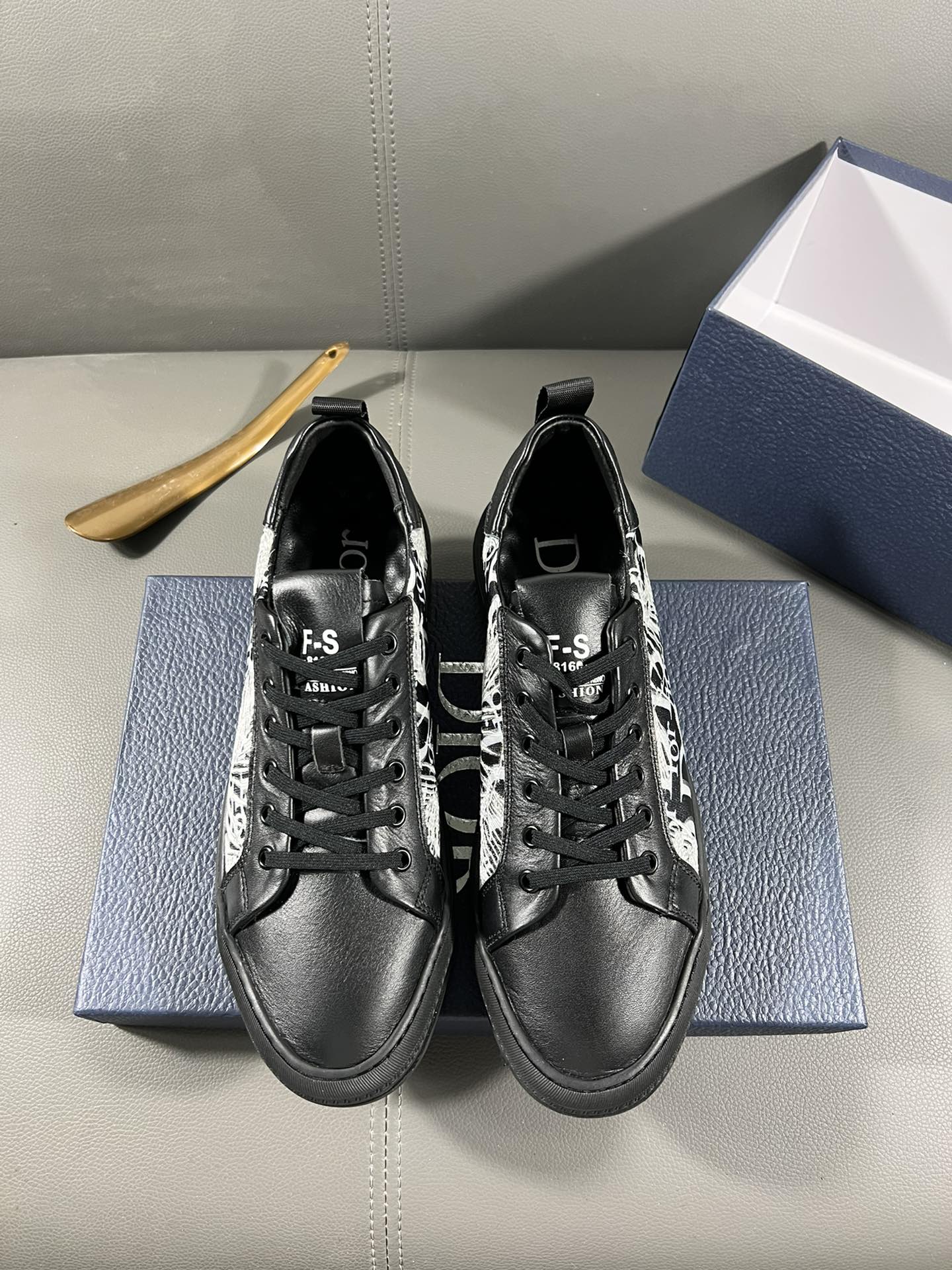 I0 迪奥官网最休闲时尚男鞋，爆款版型简洁大气，潮男专属.独有的官网最新品牌元素元素古奇原版装饰，时尚又大方，面料原版牛皮透气内里，官网指定耐磨休闲大底，专柜经典款实物拍摄38-44，