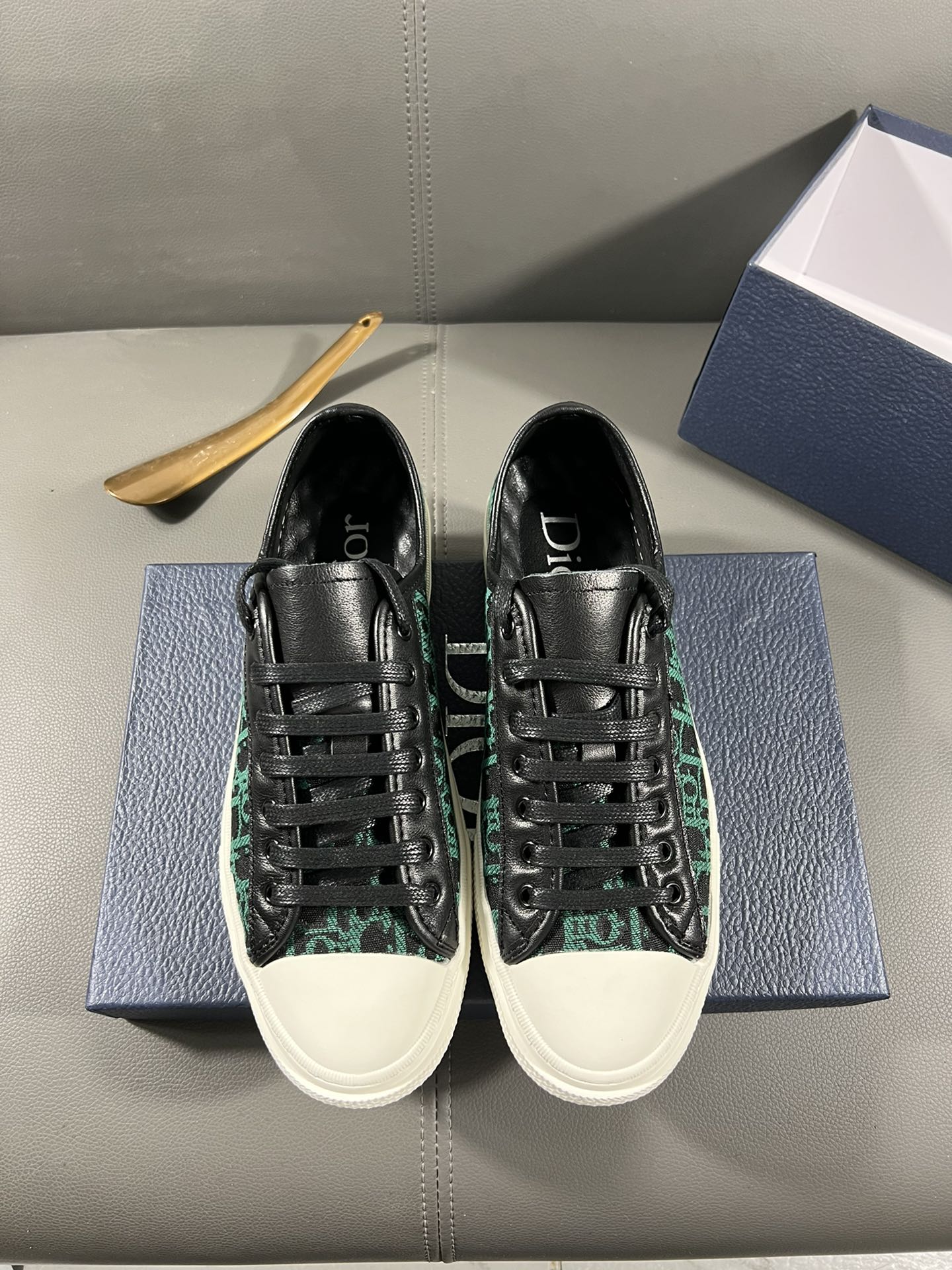 I0 迪奥官网最休闲时尚男鞋，爆款版型简洁大气，潮男专属.独有的官网最新品牌元素元素古奇原版装饰，时尚又大方，面料原版牛皮透气内里，官网指定耐磨休闲大底，专柜经典款实物拍摄38-44，”},”colors”:[],”videoURL”:”