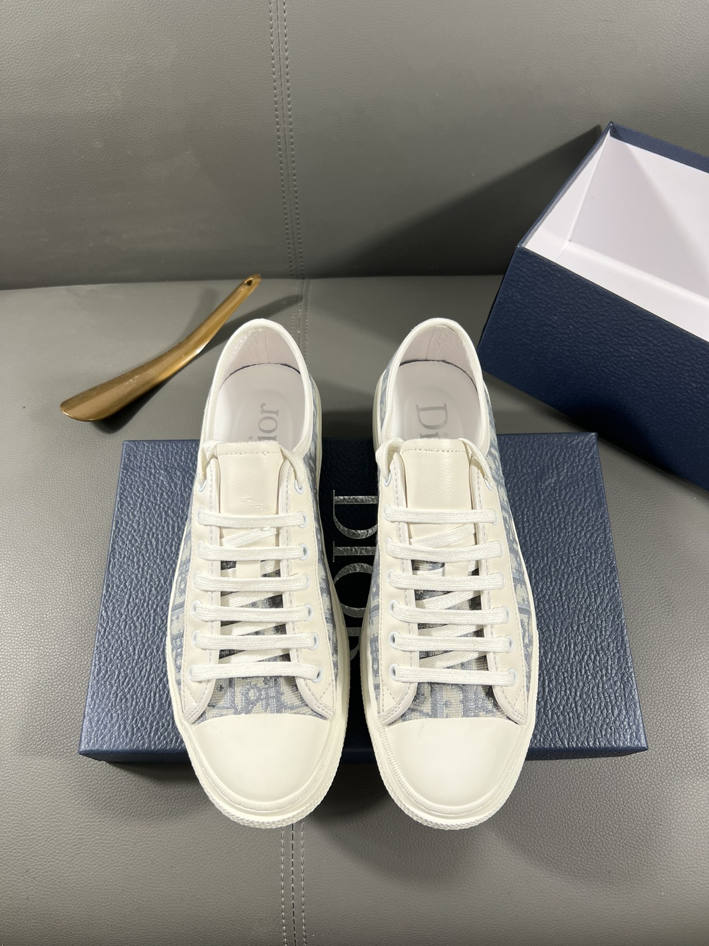 I0 迪奥官网最休闲时尚男鞋，爆款版型简洁大气，潮男专属.独有的官网最新品牌元素元素古奇原版装饰，时尚又大方，面料原版牛皮透气内里，官网指定耐磨休闲大底，专柜经典款实物拍摄38-44，