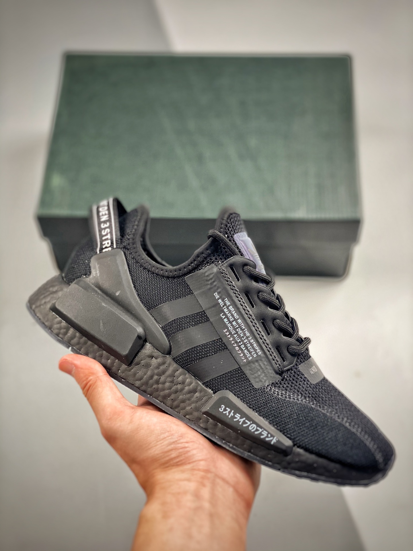 -2 AD Boost NMD R1, nueva combinación de colores de la serie clásica de zapatillas de running. Parte superior de punto …