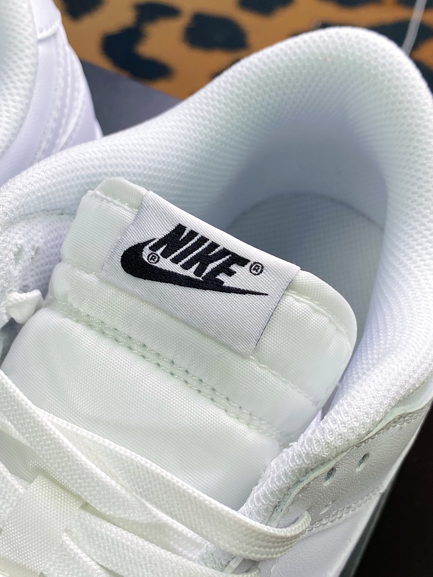220  WMNS SB Dunk Low”UV White/Blue And White Porcelain”扣篮系列低帮休闲运动滑板板鞋“皮革纯白”DD1503-109