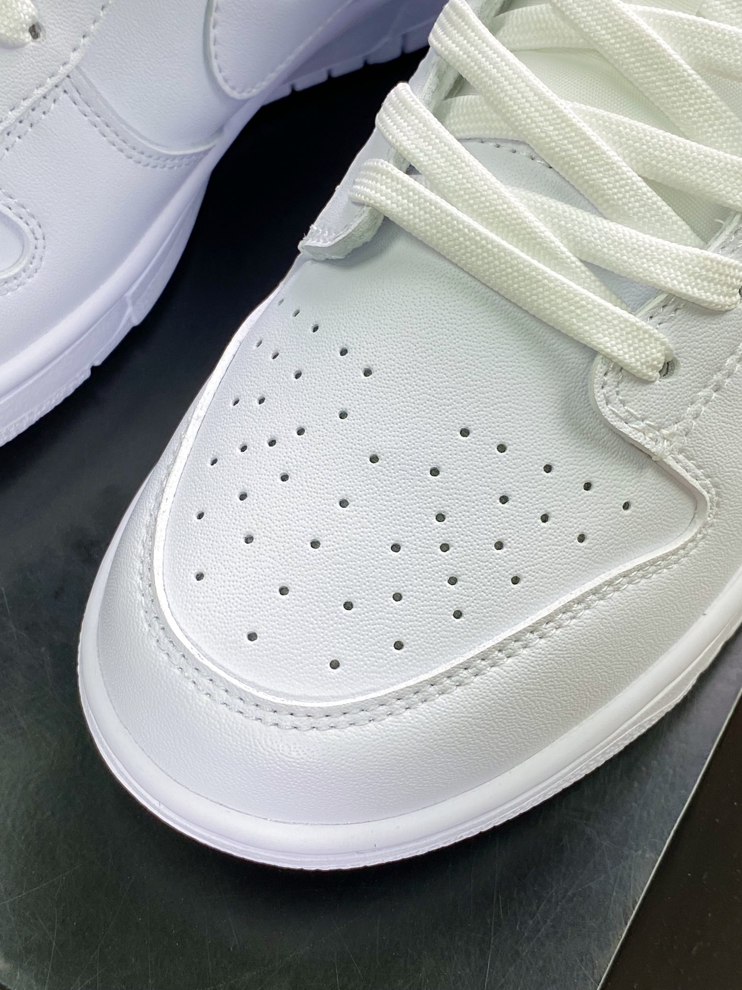 220  WMNS SB Dunk Low”UV White/Blue And White Porcelain”扣篮系列低帮休闲运动滑板板鞋“皮革纯白”DD1503-109