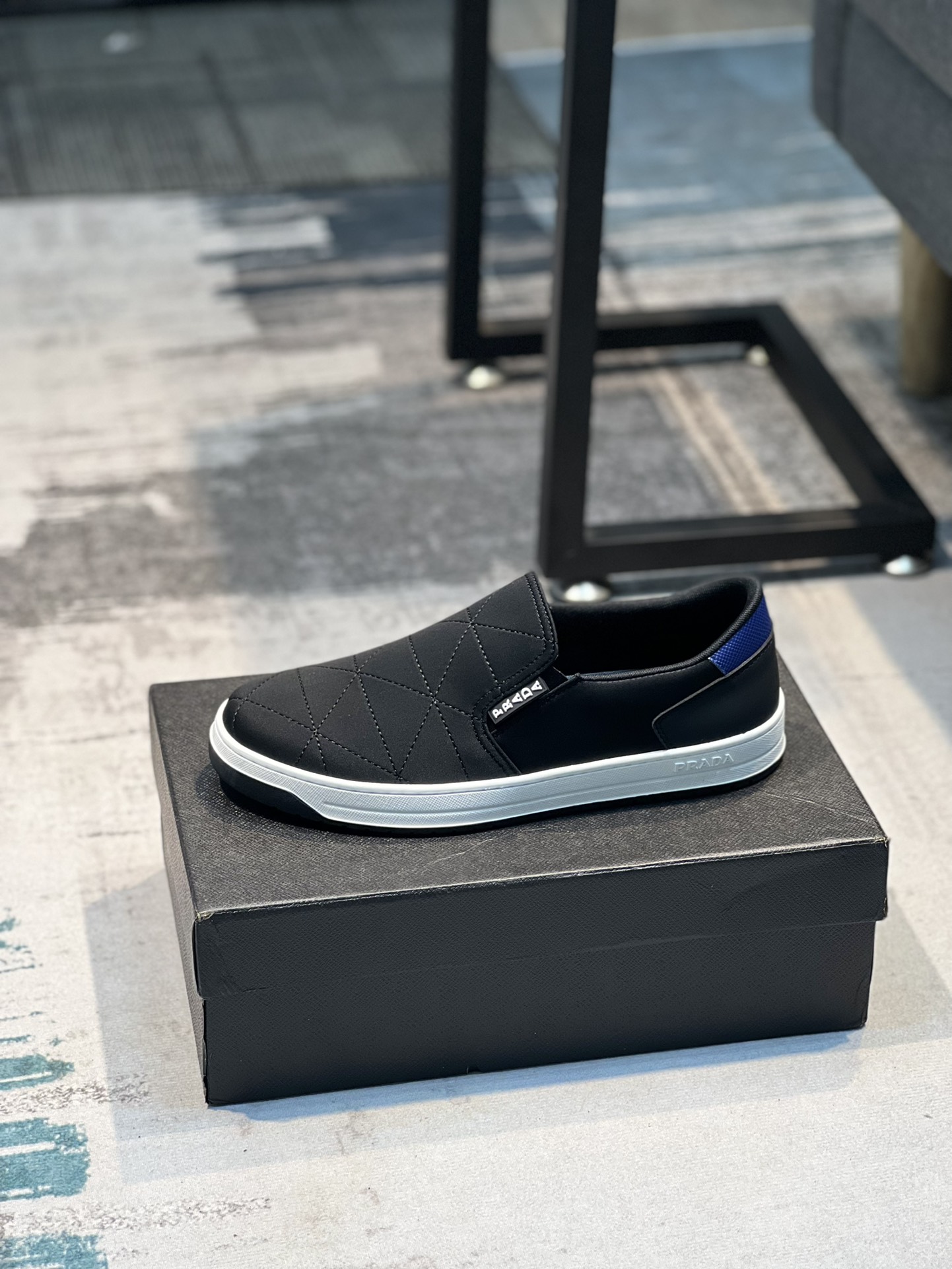 I5 PRADA 普拉达 秋季新品男士休闲鞋板鞋同步款，鞋面采用进口牛筋布，真皮内里，新元素，彰显不俗的气息，，