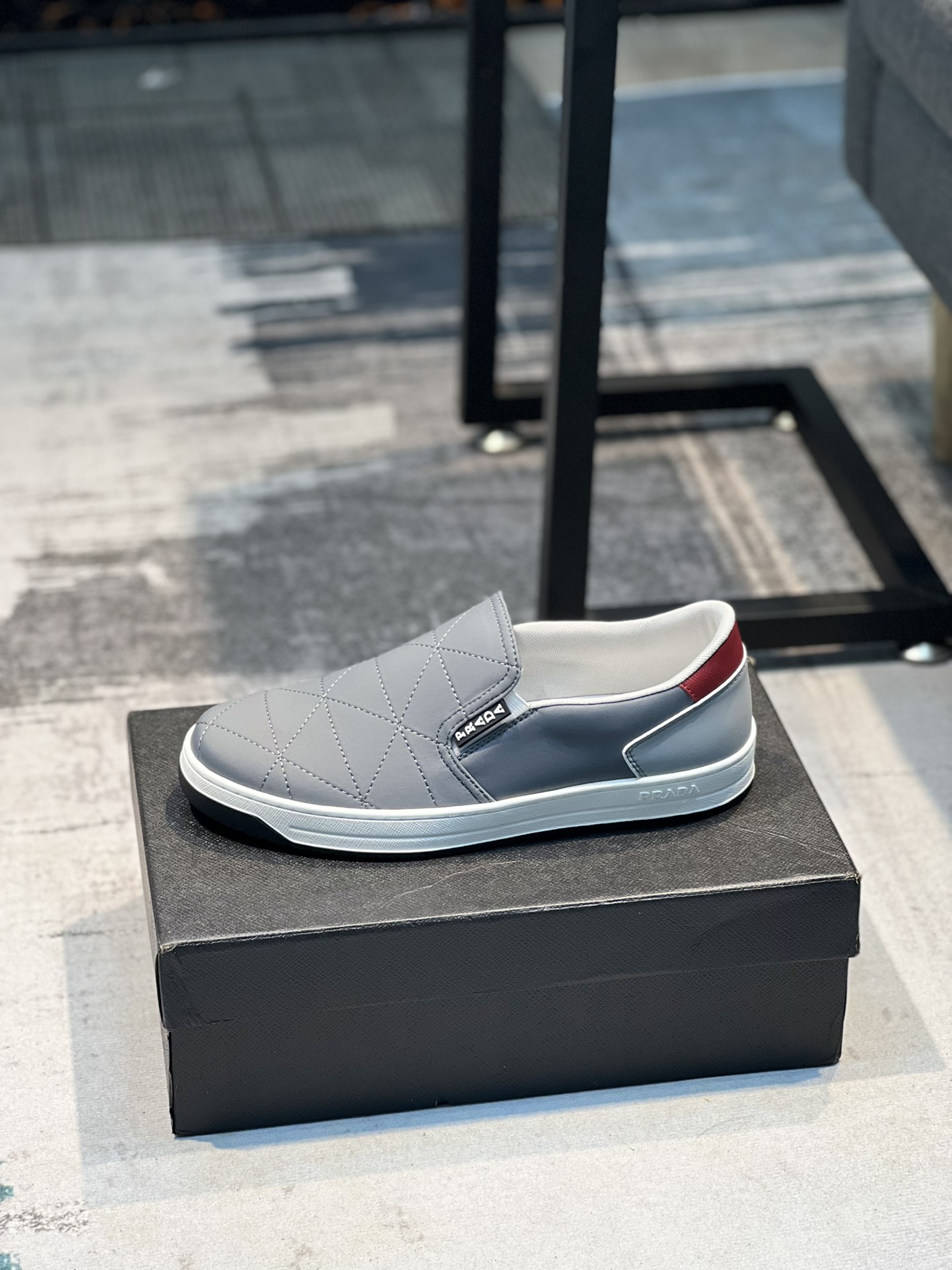 I5 PRADA 普拉达 秋季新品男士休闲鞋板鞋同步款，鞋面采用进口牛筋布，真皮内里，新元素，彰显不俗的气息，，