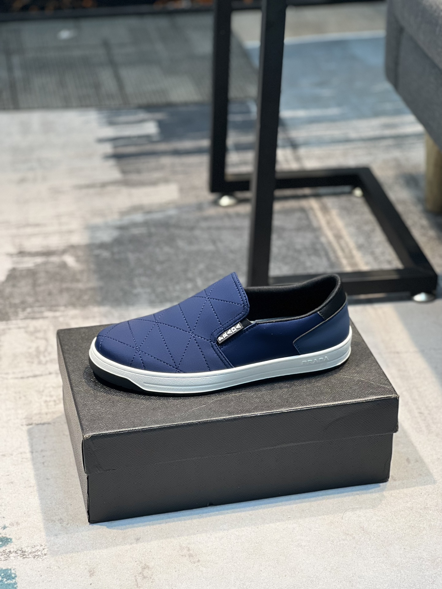 I5 PRADA 普拉达 秋季新品男士休闲鞋板鞋同步款，鞋面采用进口牛筋布，真皮内里，新元素，彰显不俗的气息，，