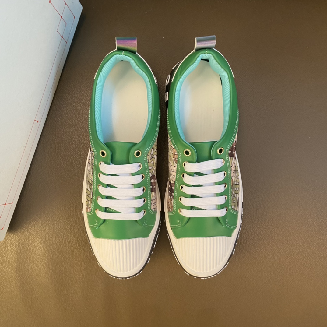 I0 高品质欧美大师设计简洁高档大气，专柜品质值得信赖，面料进口顶级牛皮 。 羊皮内里 做工精细，专柜原版大底，上脚舒适百搭，潮男乐福专属定制，小Alexander Mcqueen 麦昆  适合司机户外行车 休闲鞋系列之首 男鞋