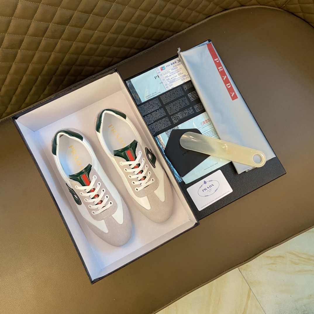 I5   普拉达～独特现代风运动鞋。专柜代购休闲鞋 男士2022专柜同步发售，意大利进口原版品牌精选头柔软牛皮原版材质制作而成，原版内里 拒绝脱色磨脚鞋底：原厂特供原版底， 超酷 法国懒人风格设计 懒人套脚套脚 原单品质 超舒服原版底 。 适合户外司机驾车完美男鞋