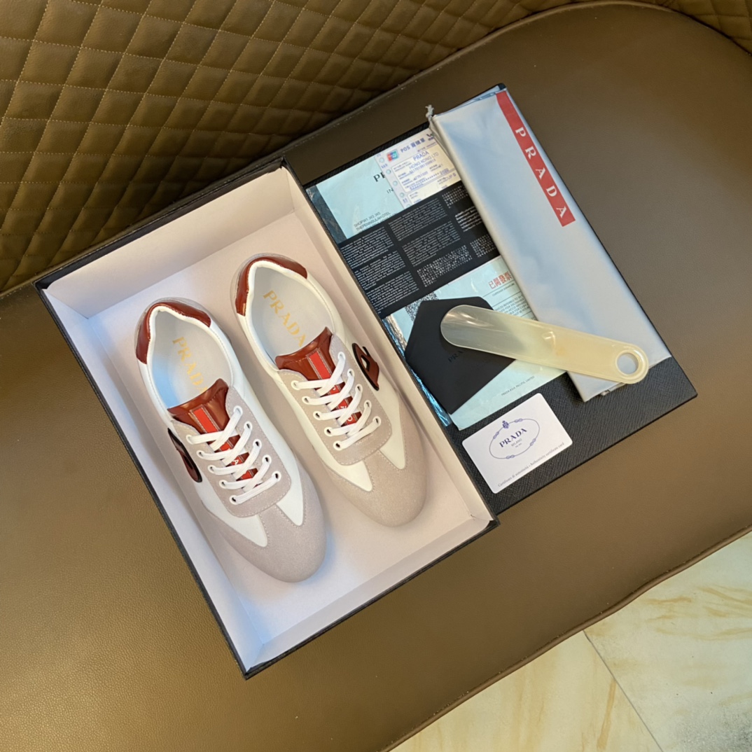 I5   普拉达～独特现代风运动鞋。专柜代购休闲鞋 男士2022专柜同步发售，意大利进口原版品牌精选头柔软牛皮原版材质制作而成，原版内里 拒绝脱色磨脚鞋底：原厂特供原版底， 超酷 法国懒人风格设计 懒人套脚套脚 原单品质 超舒服原版底 。 适合户外司机驾车完美男鞋