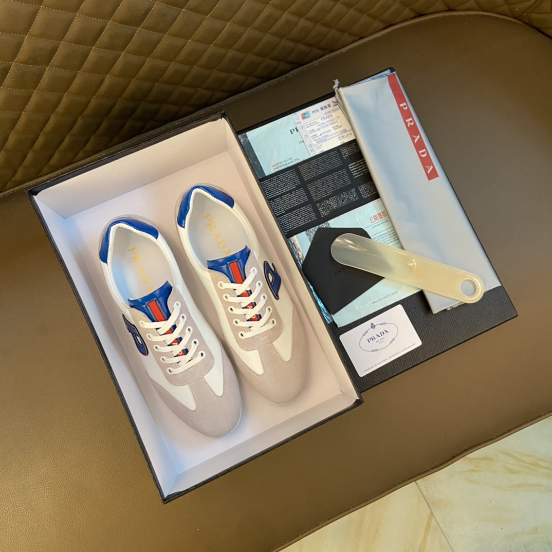 I5   普拉达～独特现代风运动鞋。专柜代购休闲鞋 男士2022专柜同步发售，意大利进口原版品牌精选头柔软牛皮原版材质制作而成，原版内里 拒绝脱色磨脚鞋底：原厂特供原版底， 超酷 法国懒人风格设计 懒人套脚套脚 原单品质 超舒服原版底 。 适合户外司机驾车完美男鞋