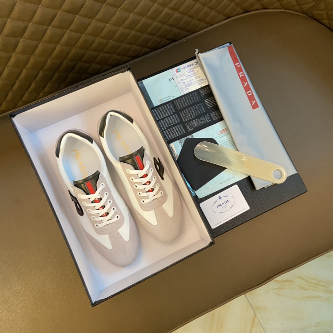 I5   普拉达～独特现代风运动鞋。专柜代购休闲鞋 男士2022专柜同步发售，意大利进口原版品牌精选头柔软牛皮原版材质制作而成，原版内里 拒绝脱色磨脚鞋底：原厂特供原版底， 超酷 法国懒人风格设计 懒人套脚套脚 原单品质 超舒服原版底 。 适合户外司机驾车完美男鞋