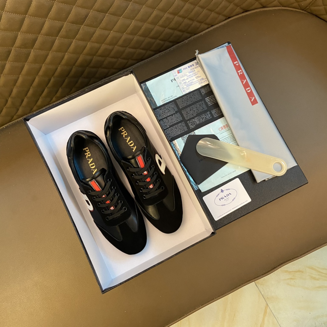 I5   普拉达～独特现代风运动鞋。专柜代购休闲鞋 男士2022专柜同步发售，意大利进口原版品牌精选头柔软牛皮原版材质制作而成，原版内里 拒绝脱色磨脚鞋底：原厂特供原版底， 超酷 法国懒人风格设计 懒人套脚套脚 原单品质 超舒服原版底 。 适合户外司机驾车完美男鞋