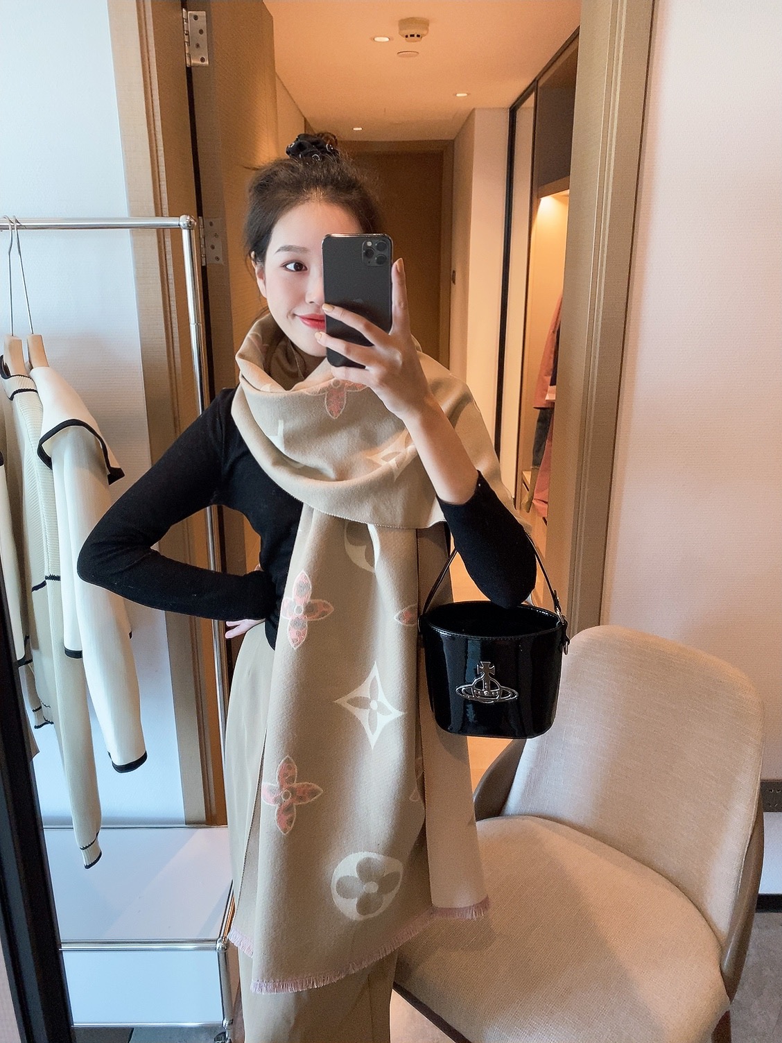 NO:586716,Louis Vuitton (LV Louis Vuitton) women need glamor accessories to create a maverick style that has always been pursued by fashion people. The luxurious chain pattern bursts out with a unique beauty, revealing the charm of true elegance that does not fade with the years. It is definitely a very creative piece that allows you to change your style at any time according to the occasion and mood. Add a strong and gorgeous color to the winter look. It is the perfect choice for the trend pioneers. Cashmere blend  180*70 ordinary scarf, ordinary scarf, louis vuitton, louis vuitton, louis vuitton19860909Louis Vuitton（LV 路易威登）女人需要魅力配饰来打造 特立独行从来时尚人士所追求的 奢华锁链图案迸发出独特的美感 流露出不随岁月而流逝的真正优雅气质的魅力 绝对是极具创造力的一件作品 让你随时可以随场合 心情 随意改变风格 为冬日造型增添一抹浓重的华丽色彩 是潮流先锋们的完美之选 羊绒混纺 180*70普通围巾,普通围巾,louis vuitton,louis vuitton,louis vuitton,scarf