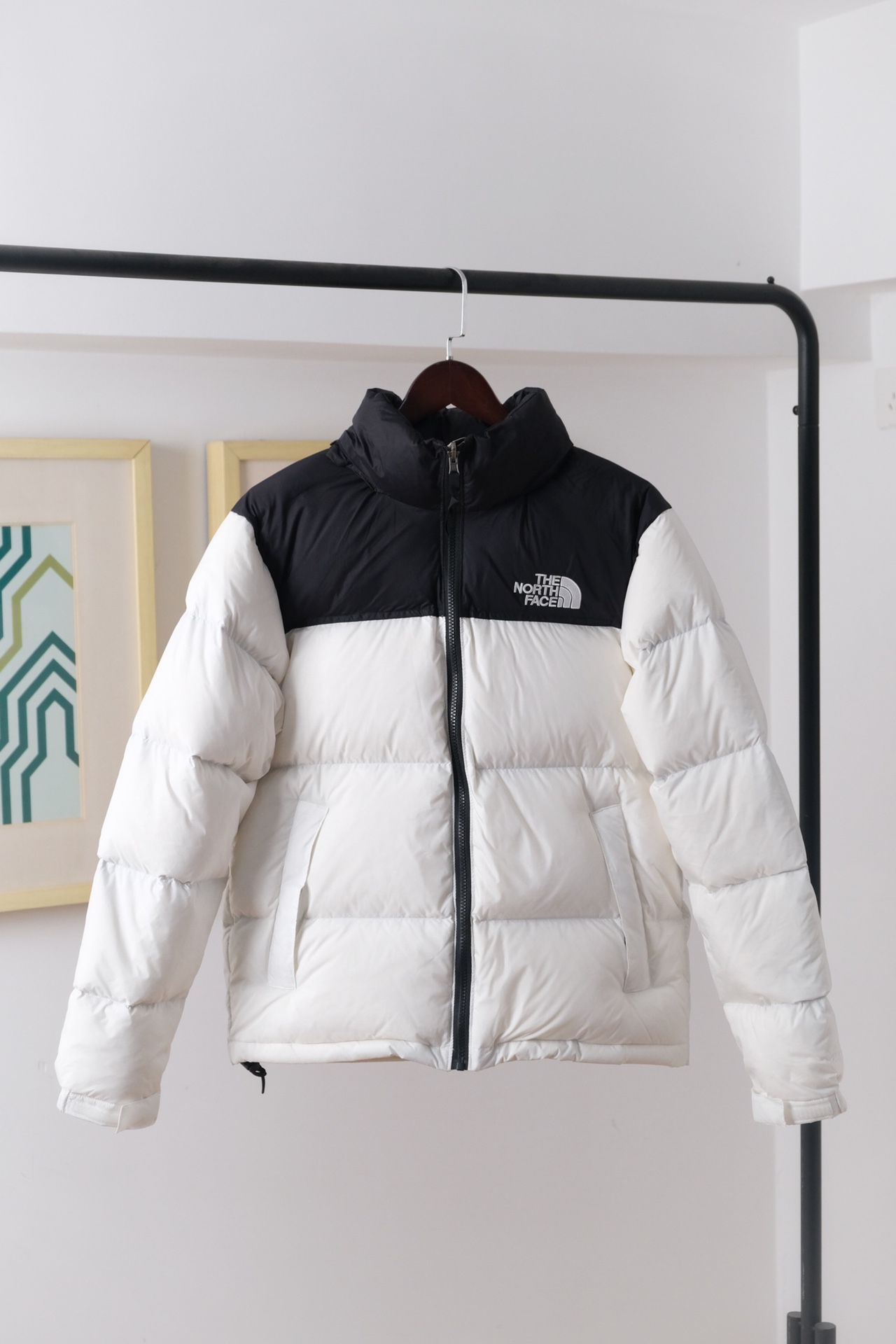 顶级原厂💰350
纯原版本💰260
顶级版本TheNorthFace北面1996Nuptse 1996/经典款/美版/羽绒服

产品配色：黑色，灰色，绿色，落叶黄，电光紫，脏粉，暴力橙，藏青色，红色，纯白，米白，抹茶绿
尺码：XS，S，M，L，XL，XXL

The North Face"的字面含义为山的最寒冷、最艰难一面。它也是The North Face"的产品能够发挥功能的地方。 The North Face。一直致力支持去发现亲近自然。赞助探险家们去征服那些遥远的,人类尚不可触及的角落。 The North Face"的标识,取自于美国Yosemite优胜美地国家公园内的半圆页山Half Dome,这也是等岩爱好者们擎爬花岗石的终极目标。 

产品信息： 
填充：RDS认证高品质700高蓬松白鸭绒/克重280g
面料：盛泽原厂高密度户外轻度防水材料 
 拉链：YKK吉田ISO 9000品质顶级ZP拉链 
 内胆：340T高端羽绒服防跑绒材料 
 特性：为冬季户外提供保暖呵护，保暖性出色，穿着轻便不厚重。