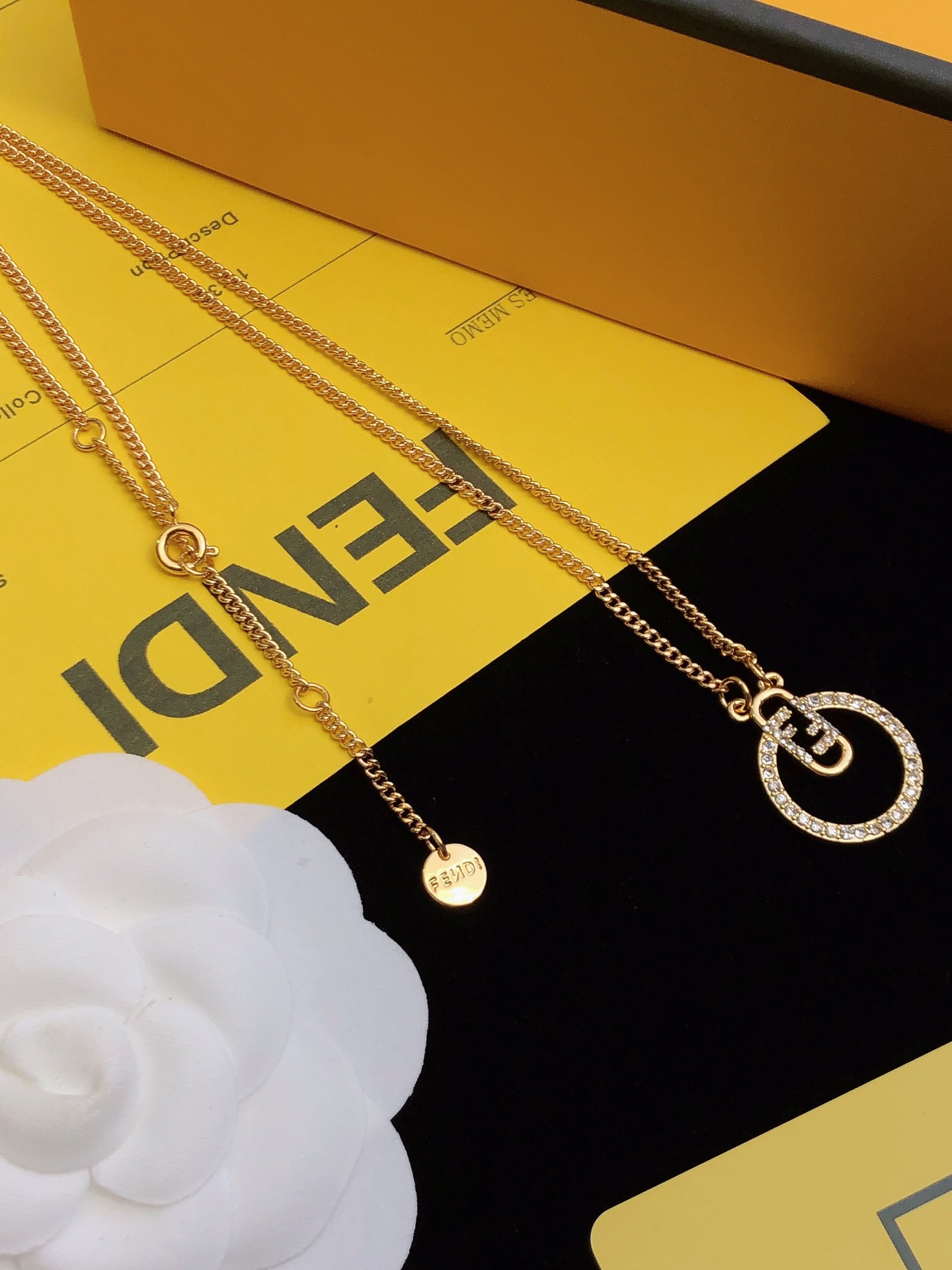 ❤️85包邮/原单代购级别
Fendi】芬迪 字母项链 💎 高端定制  爆款新款 项链华丽登场 ，很难见到如此熟悉 素雅的项链，精致 非常适合日常搭配，宝宝们，这个绝对值得入🌹