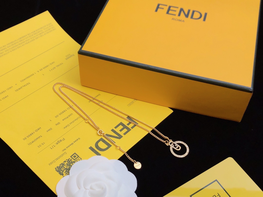 ❤️85包邮/原单代购级别
Fendi】芬迪 字母项链 💎 高端定制  爆款新款 项链华丽登场 ，很难见到如此熟悉 素雅的项链，精致 非常适合日常搭配，宝宝们，这个绝对值得入🌹