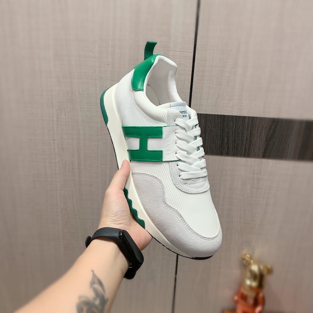 I5     Hermes 爱马仕  最新爆款休闲皮鞋，顶端品牌 奢侈～代购，顶级～质量。专柜同卖产品 鞋面選用进口透气牛皮搭配材质透气羊皮内里精细做工。原版个性时尚柔软橡膠耐磨防滑大底，上脚轻巧舒适，实物拍摄實物更好看，131广州码: 38-44，4色入选