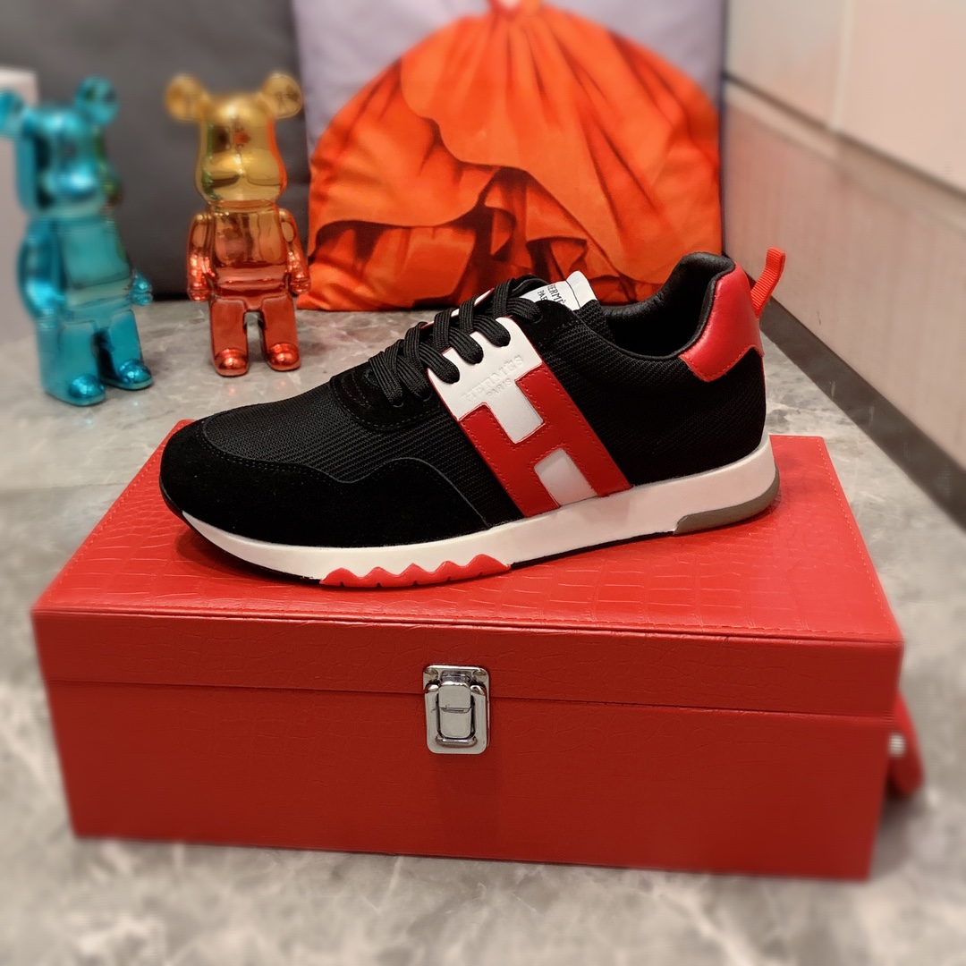 I5     Hermes 爱马仕  最新爆款休闲皮鞋，顶端品牌 奢侈～代购，顶级～质量。专柜同卖产品 鞋面選用进口透气牛皮搭配材质透气羊皮内里精细做工。原版个性时尚柔软橡膠耐磨防滑大底，上脚轻巧舒适，实物拍摄實物更好看，131广州码: 38-44，4色入选