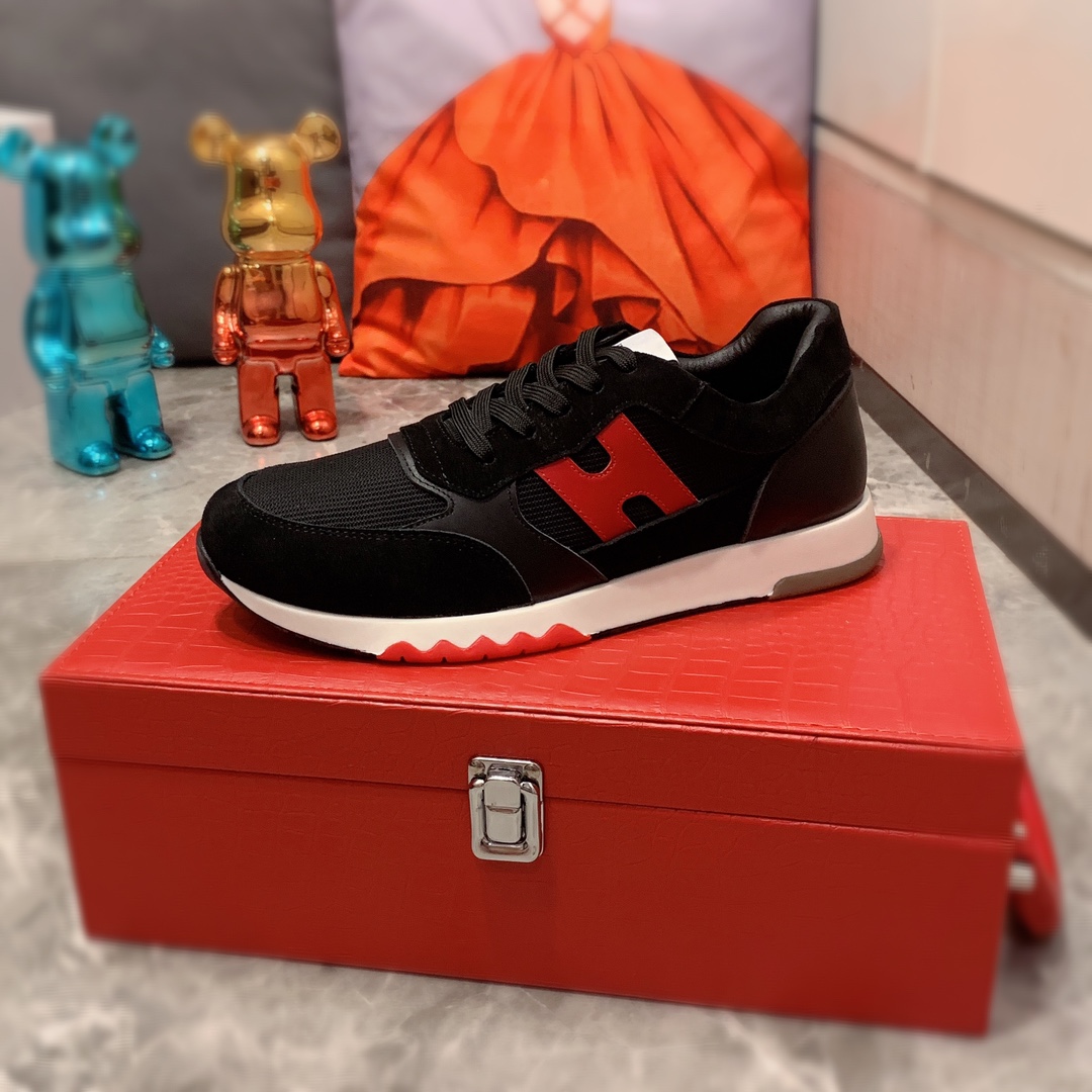 I5     Hermes 爱马仕  最新爆款休闲皮鞋，顶端品牌 奢侈～代购，顶级～质量。专柜同卖产品 鞋面選用进口透气牛皮搭配材质透气羊皮内里精细做工。原版个性时尚柔软橡膠耐磨防滑大底，上脚轻巧舒适，实物拍摄實物更好看，131广州码: 38-44，4色入选