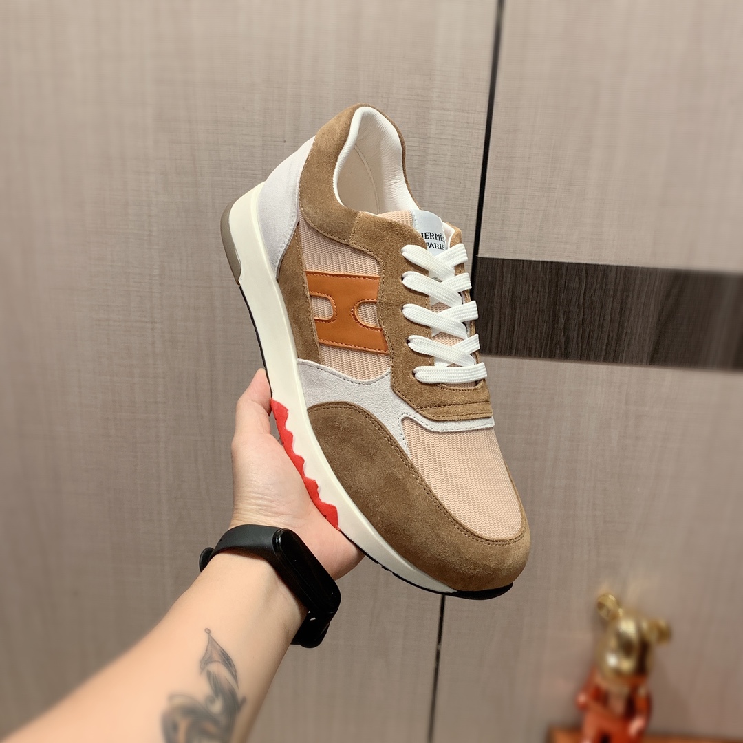 I5     Hermes 爱马仕  最新爆款休闲皮鞋，顶端品牌 奢侈～代购，顶级～质量。专柜同卖产品 鞋面選用进口透气牛皮搭配材质透气羊皮内里精细做工。原版个性时尚柔软橡膠耐磨防滑大底，上脚轻巧舒适，实物拍摄實物更好看，131广州码: 38-44，4色入选