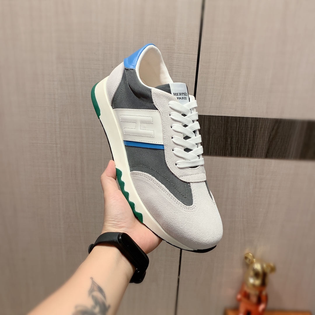 I5     Hermes 爱马仕  最新爆款休闲皮鞋，顶端品牌 奢侈～代购，顶级～质量。专柜同卖产品 鞋面選用进口透气牛皮搭配材质透气羊皮内里精细做工。原版个性时尚柔软橡膠耐磨防滑大底，上脚轻巧舒适，实物拍摄實物更好看，131广州码: 38-44，4色入选