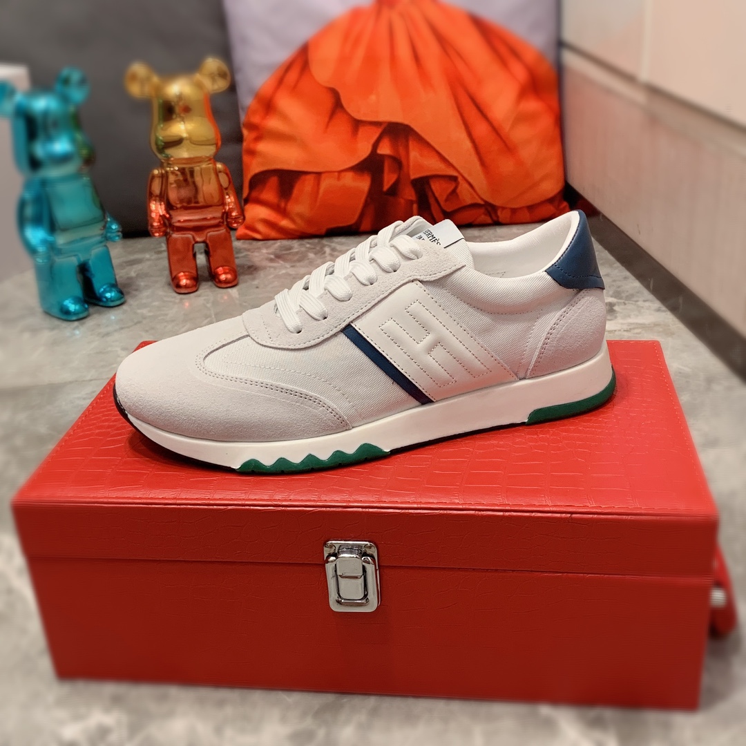 I5     Hermes 爱马仕  最新爆款休闲皮鞋，顶端品牌 奢侈～代购，顶级～质量。专柜同卖产品 鞋面選用进口透气牛皮搭配材质透气羊皮内里精细做工。原版个性时尚柔软橡膠耐磨防滑大底，上脚轻巧舒适，实物拍摄實物更好看，131广州码: 38-44，4色入选