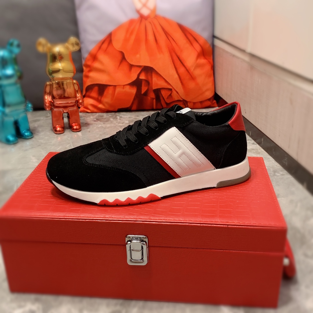 I5     Hermes 爱马仕  最新爆款休闲皮鞋，顶端品牌 奢侈～代购，顶级～质量。专柜同卖产品 鞋面選用进口透气牛皮搭配材质透气羊皮内里精细做工。原版个性时尚柔软橡膠耐磨防滑大底，上脚轻巧舒适，实物拍摄實物更好看，131广州码: 38-44，4色入选