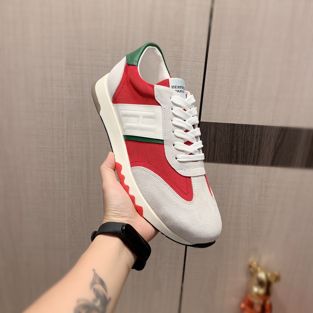 I5     Hermes 爱马仕  最新爆款休闲皮鞋，顶端品牌 奢侈～代购，顶级～质量。专柜同卖产品 鞋面選用进口透气牛皮搭配材质透气羊皮内里精细做工。原版个性时尚柔软橡膠耐磨防滑大底，上脚轻巧舒适，实物拍摄實物更好看，131广州码: 38-44，4色入选