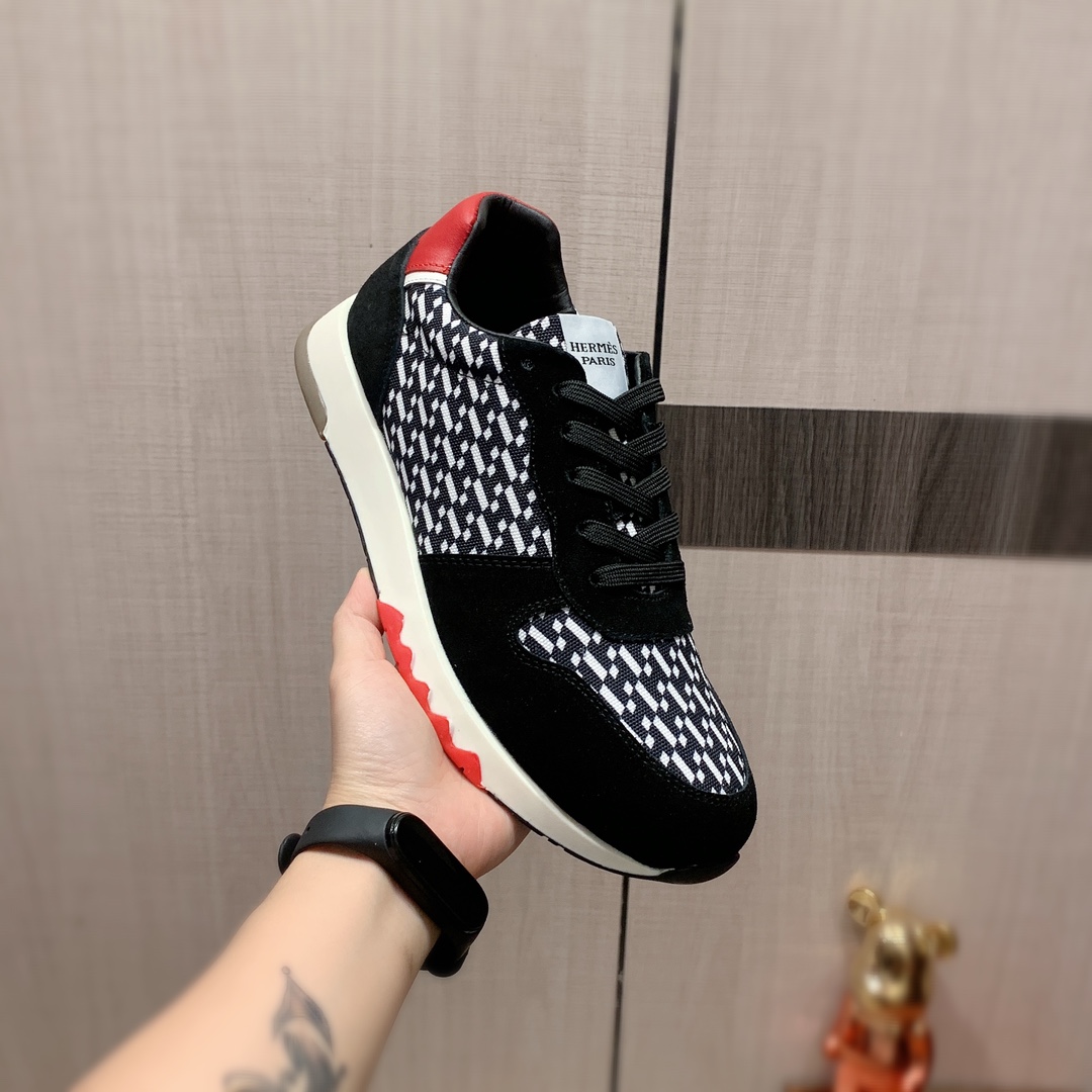 I5     Hermes 爱马仕  最新爆款休闲皮鞋，顶端品牌 奢侈～代购，顶级～质量。专柜同卖产品 鞋面選用进口透气牛皮搭配材质透气羊皮内里精细做工。原版个性时尚柔软橡膠耐磨防滑大底，上脚轻巧舒适，实物拍摄實物更好看，131广州码: 38-44，4色入选