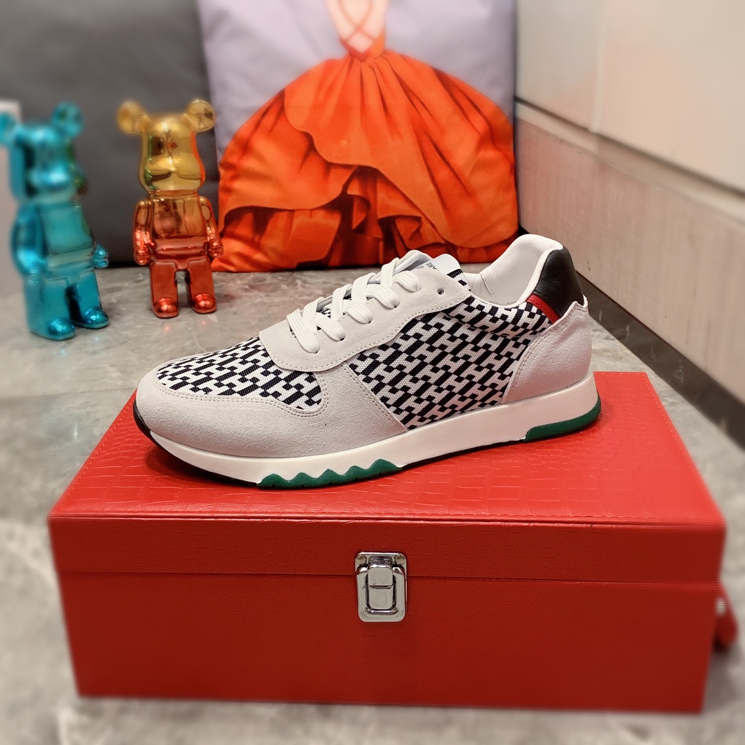 I5     Hermes 爱马仕  最新爆款休闲皮鞋，顶端品牌 奢侈～代购，顶级～质量。专柜同卖产品 鞋面選用进口透气牛皮搭配材质透气羊皮内里精细做工。原版个性时尚柔软橡膠耐磨防滑大底，上脚轻巧舒适，实物拍摄實物更好看，131广州码: 38-44，4色入选