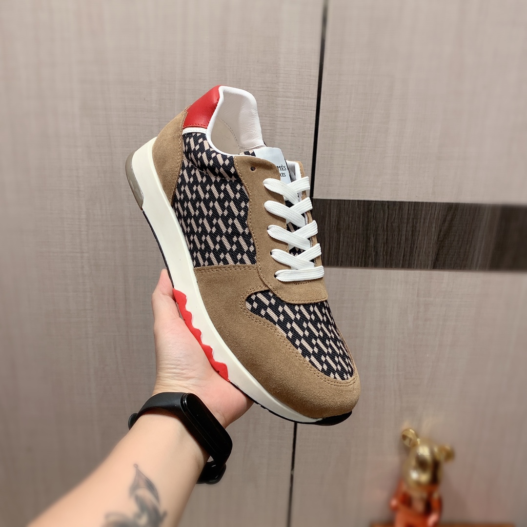 I5     Hermes 爱马仕  最新爆款休闲皮鞋，顶端品牌 奢侈～代购，顶级～质量。专柜同卖产品 鞋面選用进口透气牛皮搭配材质透气羊皮内里精细做工。原版个性时尚柔软橡膠耐磨防滑大底，上脚轻巧舒适，实物拍摄實物更好看，131广州码: 38-44，4色入选