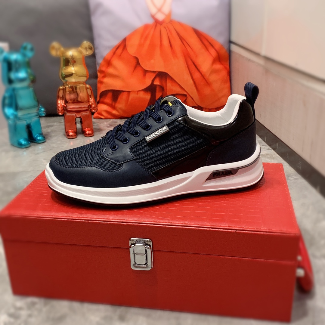 I5    Prada 普拉达 最新爆款休闲皮鞋，顶端品牌[勾引]奢侈～代购，顶级～质量。专柜同卖产品[强]鞋面選用进口透气牛皮搭配材质透气羊皮内里精细做工。原版个性时尚柔软橡膠耐磨防滑大底，上脚轻巧舒适，实物拍摄實物更好看，031广州码: 38-44，4色入选