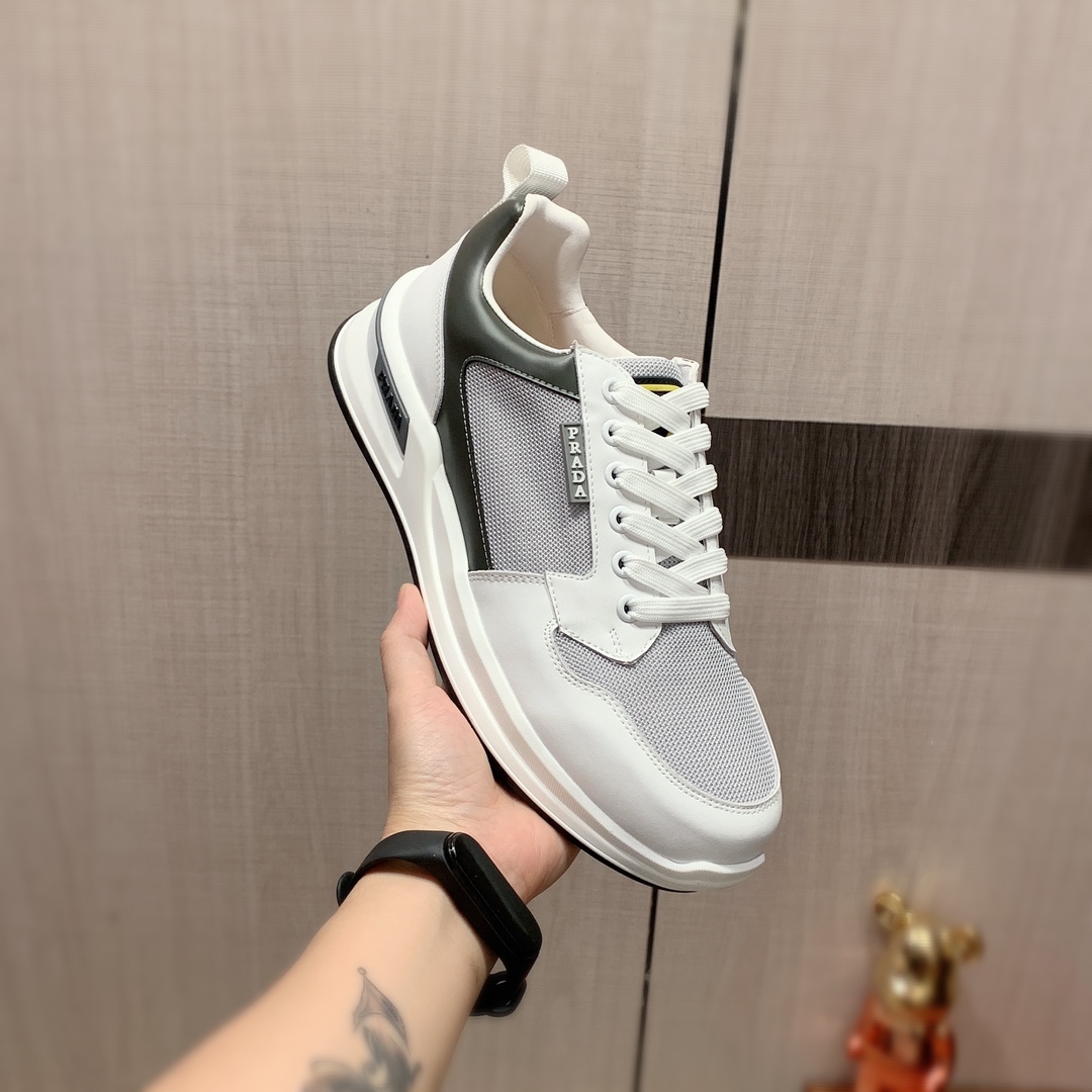 I5    Prada 普拉达 最新爆款休闲皮鞋，顶端品牌[勾引]奢侈～代购，顶级～质量。专柜同卖产品[强]鞋面選用进口透气牛皮搭配材质透气羊皮内里精细做工。原版个性时尚柔软橡膠耐磨防滑大底，上脚轻巧舒适，实物拍摄實物更好看，031广州码: 38-44，4色入选