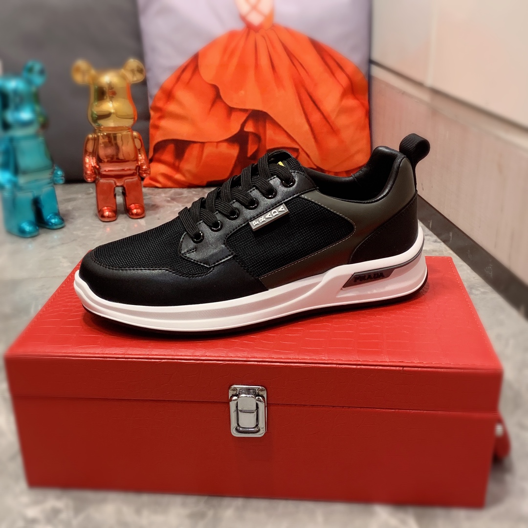 I5    Prada 普拉达 最新爆款休闲皮鞋，顶端品牌[勾引]奢侈～代购，顶级～质量。专柜同卖产品[强]鞋面選用进口透气牛皮搭配材质透气羊皮内里精细做工。原版个性时尚柔软橡膠耐磨防滑大底，上脚轻巧舒适，实物拍摄實物更好看，031广州码: 38-44，4色入选