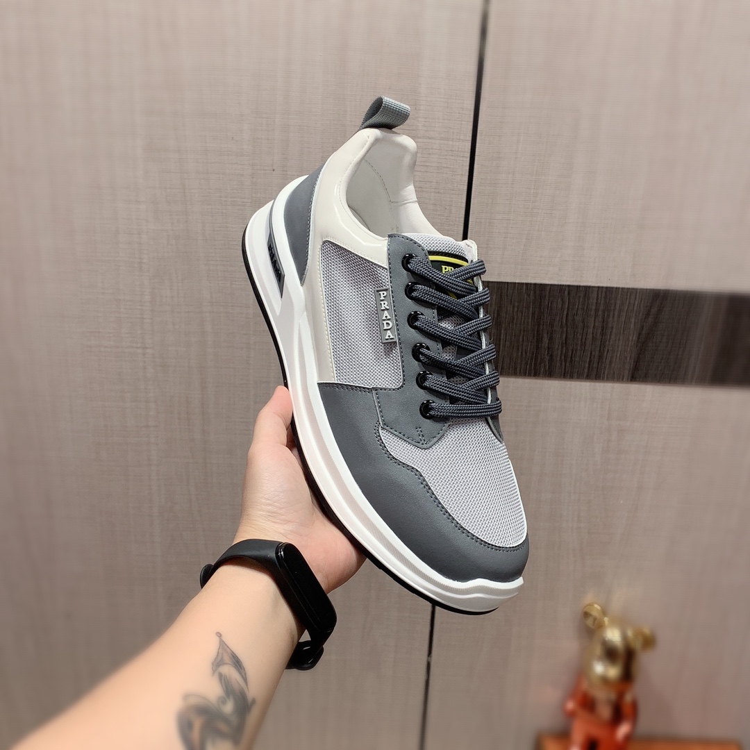 I5    Prada 普拉达 最新爆款休闲皮鞋，顶端品牌[勾引]奢侈～代购，顶级～质量。专柜同卖产品[强]鞋面選用进口透气牛皮搭配材质透气羊皮内里精细做工。原版个性时尚柔软橡膠耐磨防滑大底，上脚轻巧舒适，实物拍摄實物更好看，031广州码: 38-44，4色入选