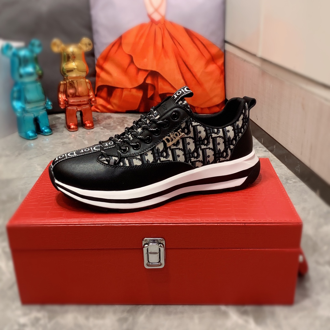 I5     迪奥  最新爆款休闲鞋，顶端品牌 奢侈～代购，顶级～质量。专柜同卖产品 鞋面選用进口透气牛皮搭配布面料材质透气羊皮内里精细做工。原版个性时尚柔软橡膠耐磨防滑大底，上脚轻巧舒适，实物拍摄實物更好看，010广州码: 38-44。白色，黑色