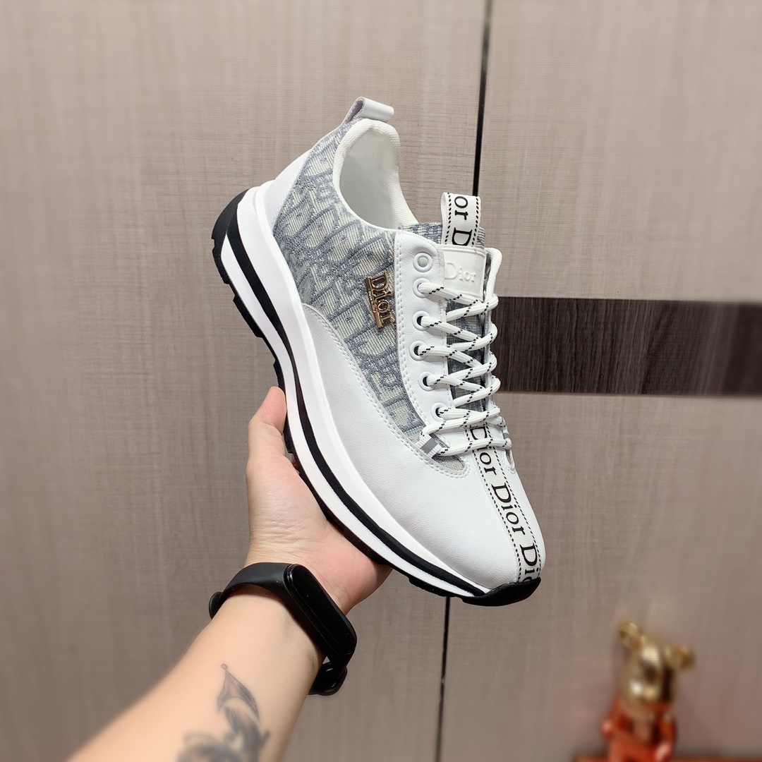 I5     迪奥  最新爆款休闲鞋，顶端品牌 奢侈～代购，顶级～质量。专柜同卖产品 鞋面選用进口透气牛皮搭配布面料材质透气羊皮内里精细做工。原版个性时尚柔软橡膠耐磨防滑大底，上脚轻巧舒适，实物拍摄實物更好看，010广州码: 38-44。白色，黑色