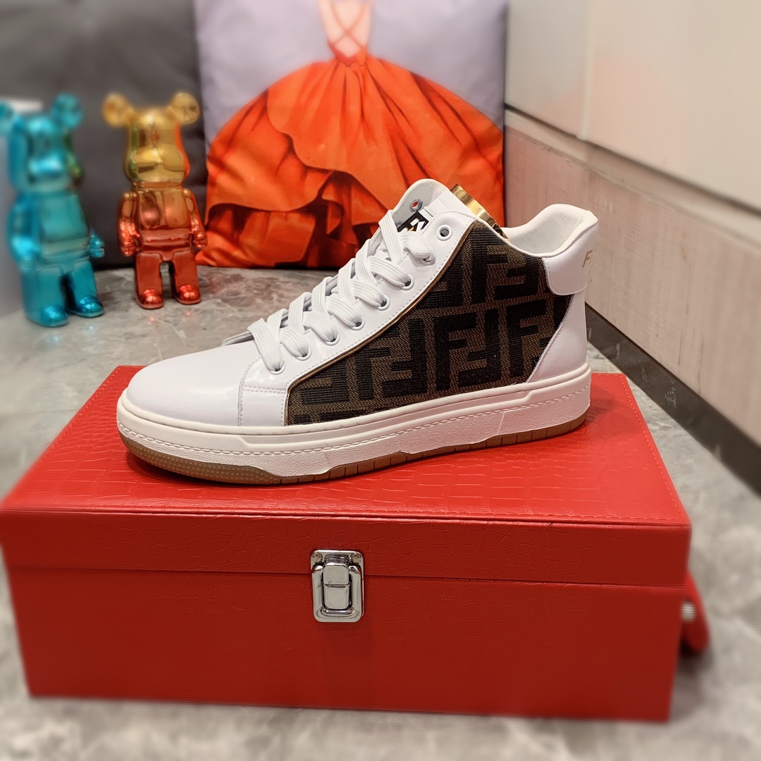 高帮  I5   Fendi 芬迪   最新爆款休闲鞋，顶端品牌 奢侈～代购，顶级～质量。专柜同卖产品[强]鞋面選用进口透气牛皮搭配布面料材质透气羊皮内里精细做工。原版个性时尚柔软橡膠耐磨防滑大底，上脚轻巧舒适，实物拍摄實物更好看，122广州码: 38-44。白色，黑色