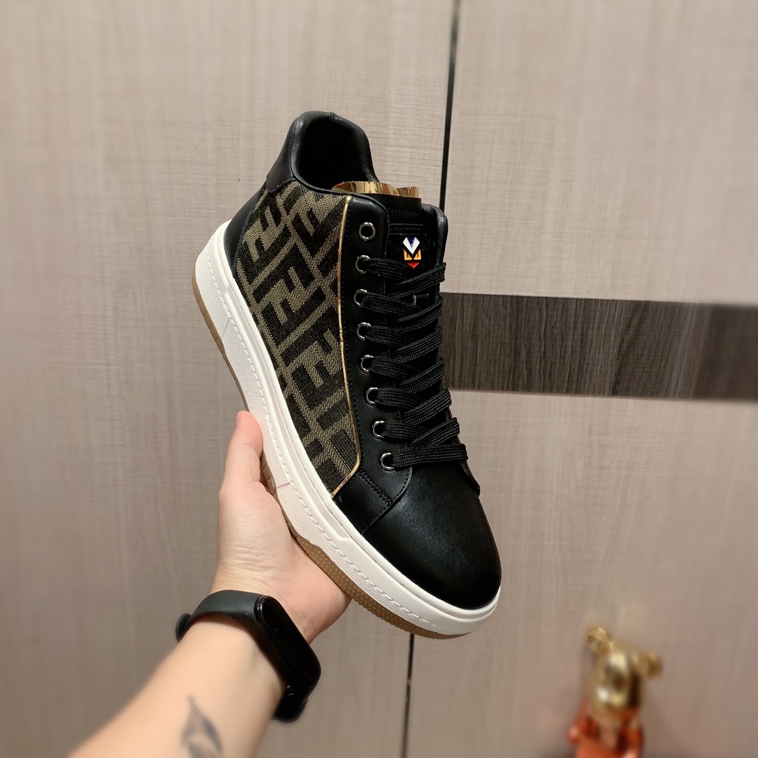 高帮  I5   Fendi 芬迪   最新爆款休闲鞋，顶端品牌 奢侈～代购，顶级～质量。专柜同卖产品[强]鞋面選用进口透气牛皮搭配布面料材质透气羊皮内里精细做工。原版个性时尚柔软橡膠耐磨防滑大底，上脚轻巧舒适，实物拍摄實物更好看，122广州码: 38-44。白色，黑色